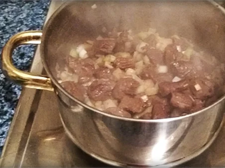 Hirsch-Edelgulasch mit Waldbeeren verfeinert - Rezept - Bild Nr. 271