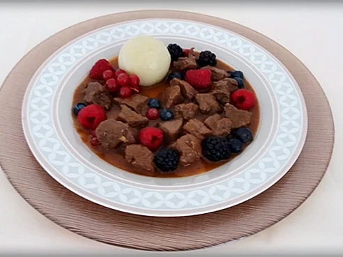 Hirsch-Edelgulasch mit Waldbeeren verfeinert - Rezept - Bild Nr. 281