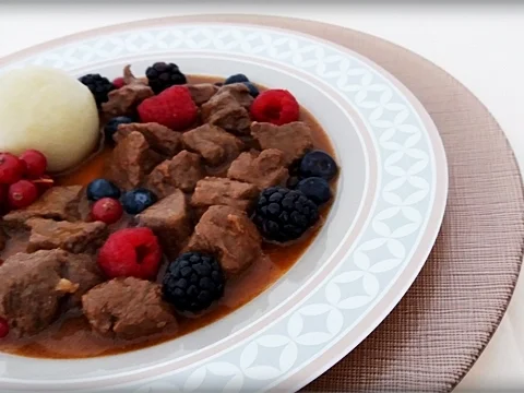 Hirsch-Edelgulasch mit Waldbeeren verfeinert - Rezept - Bild Nr. 282