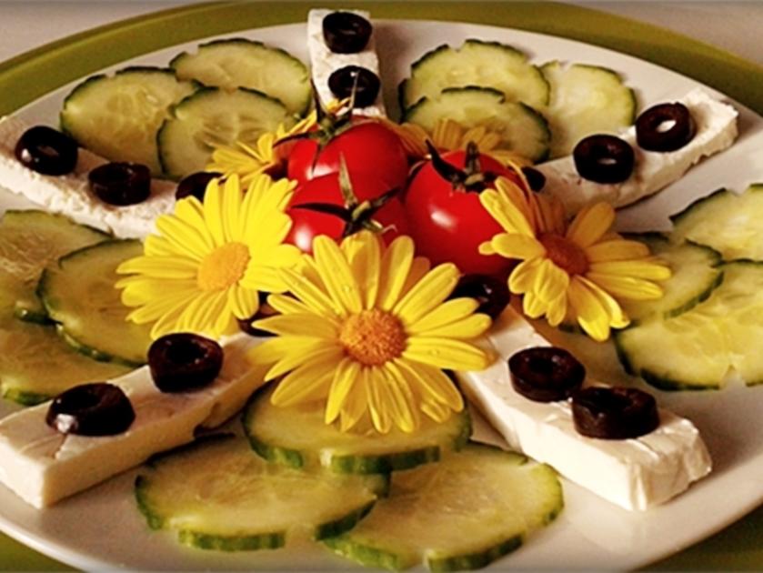 Sommersalat mit Essbaren Blüten &amp; Dressing - Rezept - kochbar.de