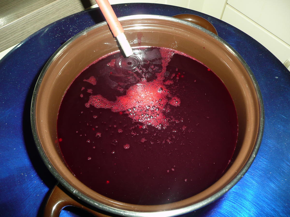 Brombeer - Konfitüre mit weißer Kuvertüre. - Rezept - Bild Nr. 563