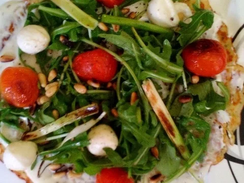Käsefladen mit Rucola und Beiwerk - Rezept - Bild Nr. 294
