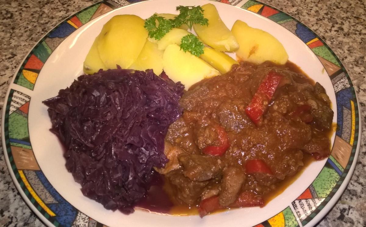 Bilder für Gulasch mit Rotweinsoße,Tomaten und Paprika - Rezept