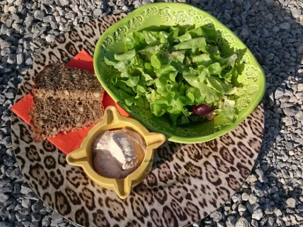 Blattsalat mit Früchten und Thunfischcreme - Rezept