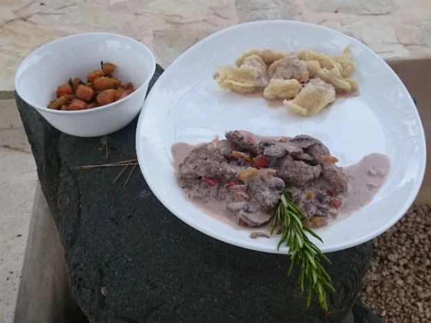 Rezept: Rindsstroganoff mit “Großmutters Spätzli“ Rindsstroganoff mit “Großmutters Spätzli“ - Rezept