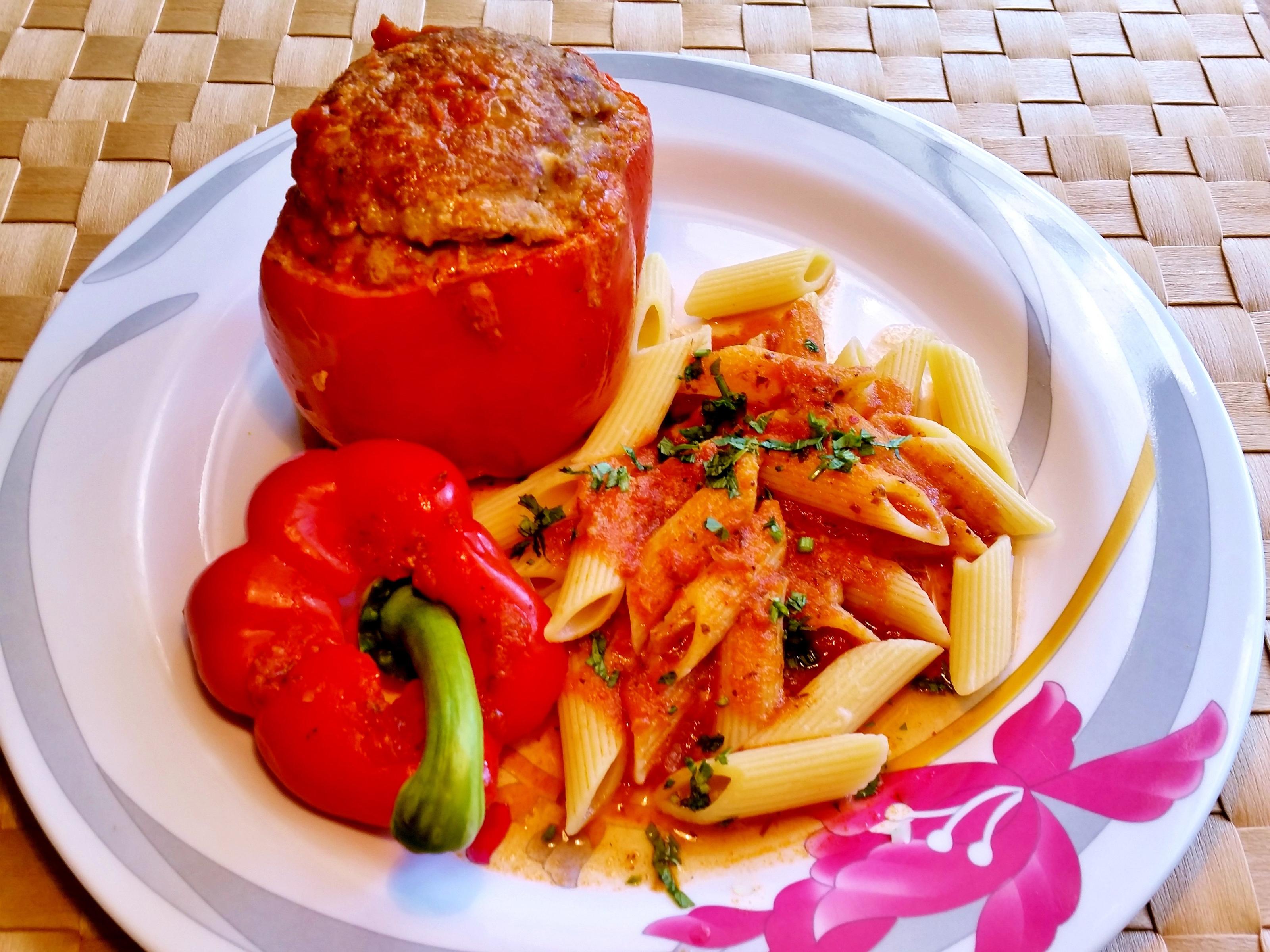 Bilder für Gefüllte Paprika in fruchtiger Tomatensoße - Rezept