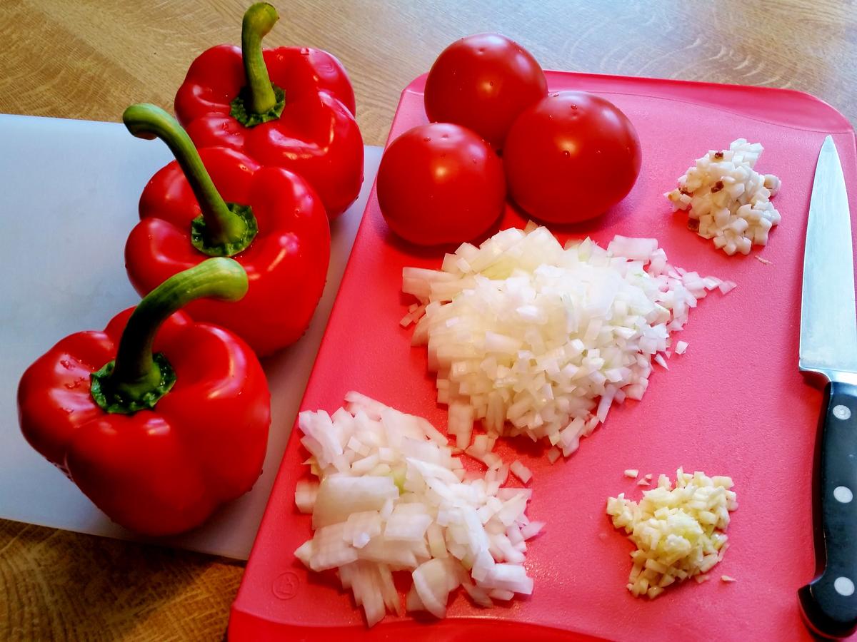 Gefüllte Paprika in fruchtiger Tomatensoße - Rezept - kochbar.de