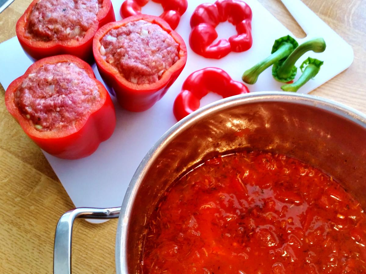 Gefüllte Paprika in fruchtiger Tomatensoße - Rezept - Bild Nr. 298