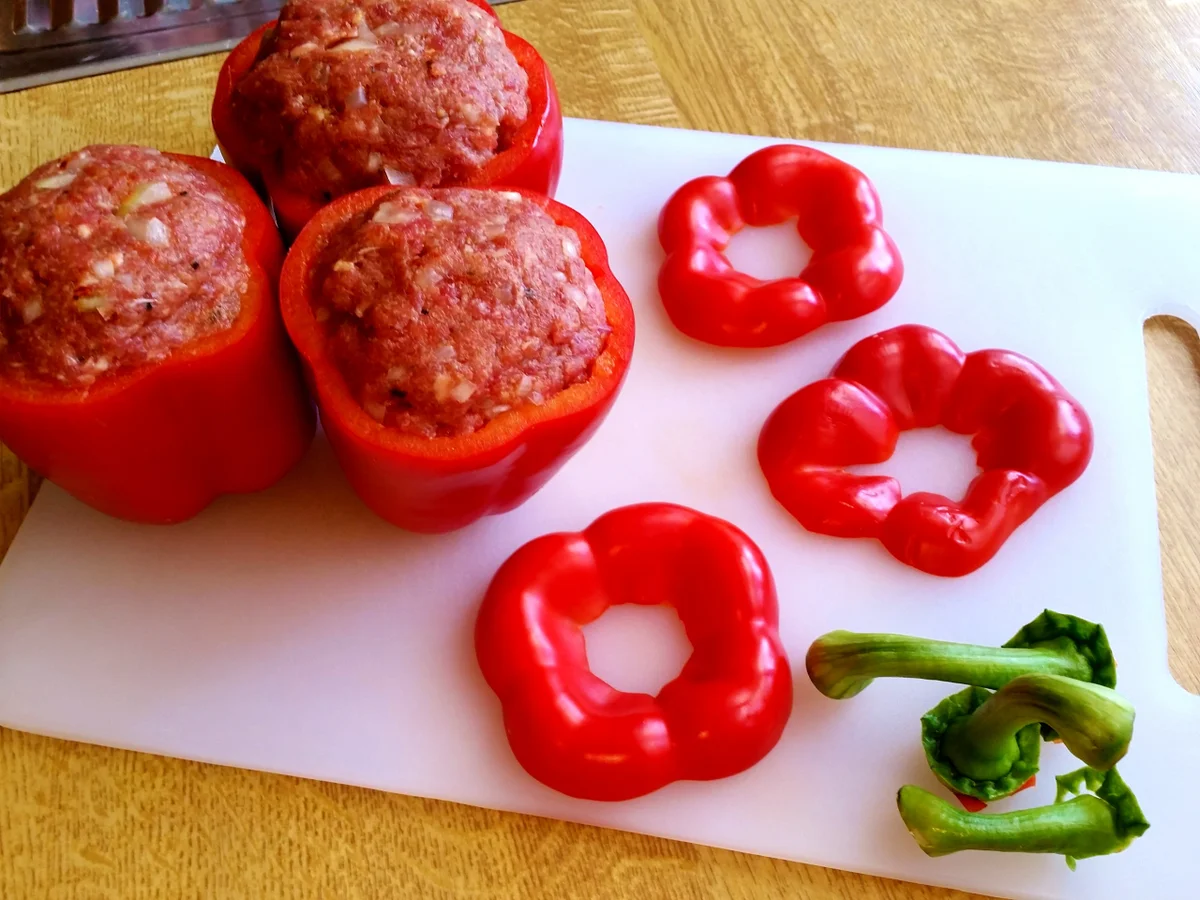 Rezept: Gefüllte Paprika in fruchtiger Tomatensoße Bild Nr. 299 Gefüllte Paprika in fruchtiger Tomatensoße - Rezept - Bild Nr. 299