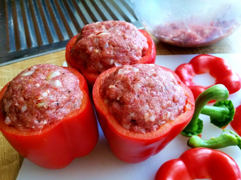 Gefüllte Paprika in fruchtiger Tomatensoße - Rezept - kochbar.de