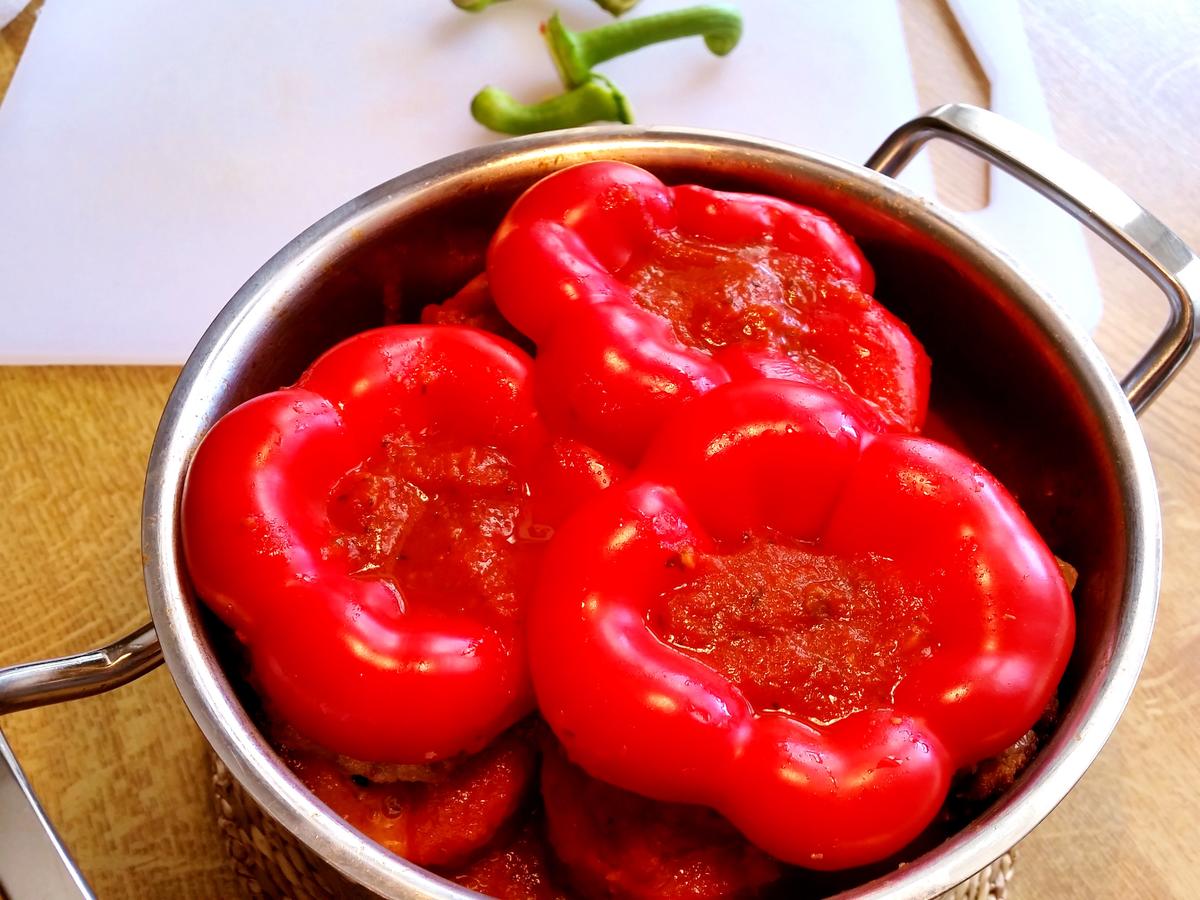 Gefüllte Paprika in fruchtiger Tomatensoße - Rezept - Bild Nr. 301