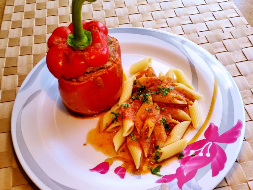 Gefüllte Paprika in fruchtiger Tomatensoße - Rezept - kochbar.de
