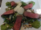 Tagliata auf Rucola mit Walnuss-Pesto und gehobeltem Parmesan - Rezept - Bild Nr. 297