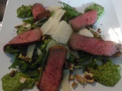 Tagliata auf Rucola mit Walnuss-Pesto und gehobeltem Parmesan - Rezept - Bild Nr. 297