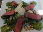 Tagliata auf Rucola mit Walnuss-Pesto und gehobeltem Parmesan - Rezept - Bild Nr. 297