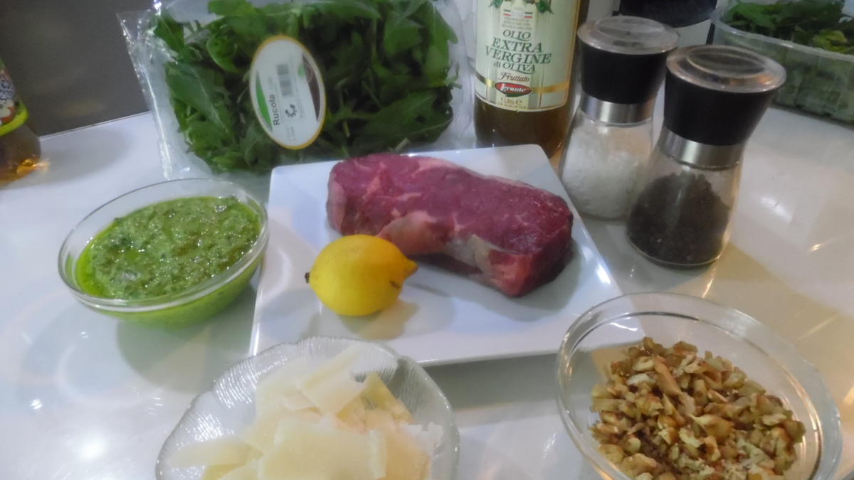 Tagliata auf Rucola mit Walnuss-Pesto und gehobeltem Parmesan - Rezept - Bild Nr. 300