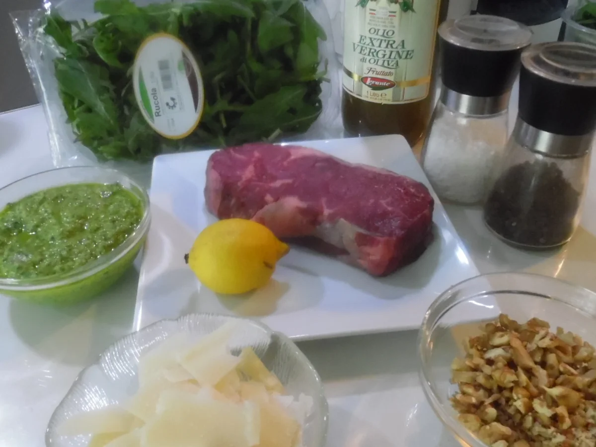 Tagliata auf Rucola mit Walnuss-Pesto und gehobeltem Parmesan - Rezept - Bild Nr. 300