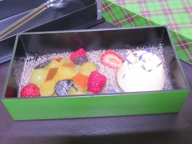 Rosmarin-Panna-Cotta / Traubensalat / Schwarzer Knoblauch - Rezept - Bild Nr. 298