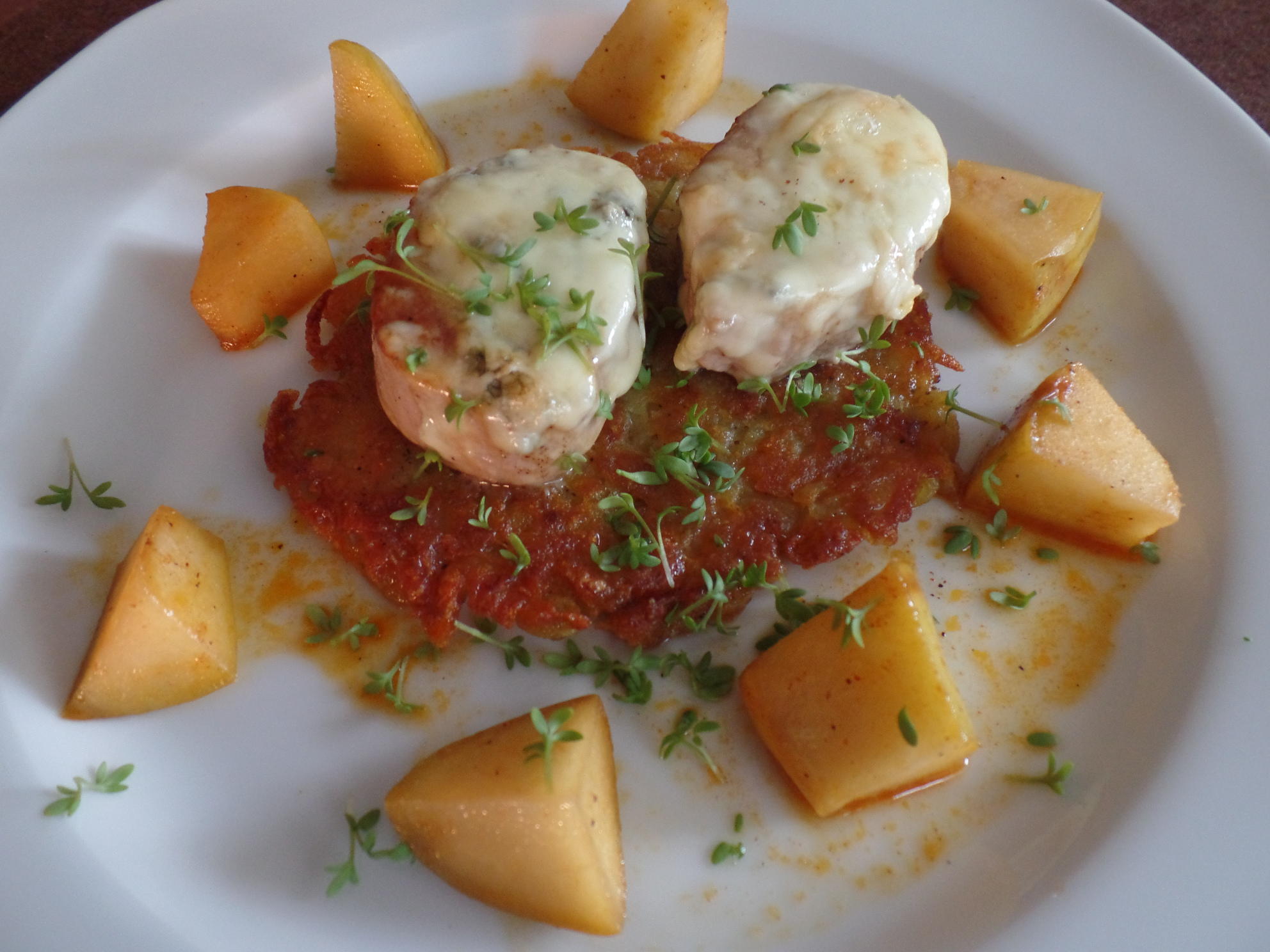 Bilder für Überbackenes Schweinefilet mit Birnenwürfel auf Kartoffelpuffer - Rezept