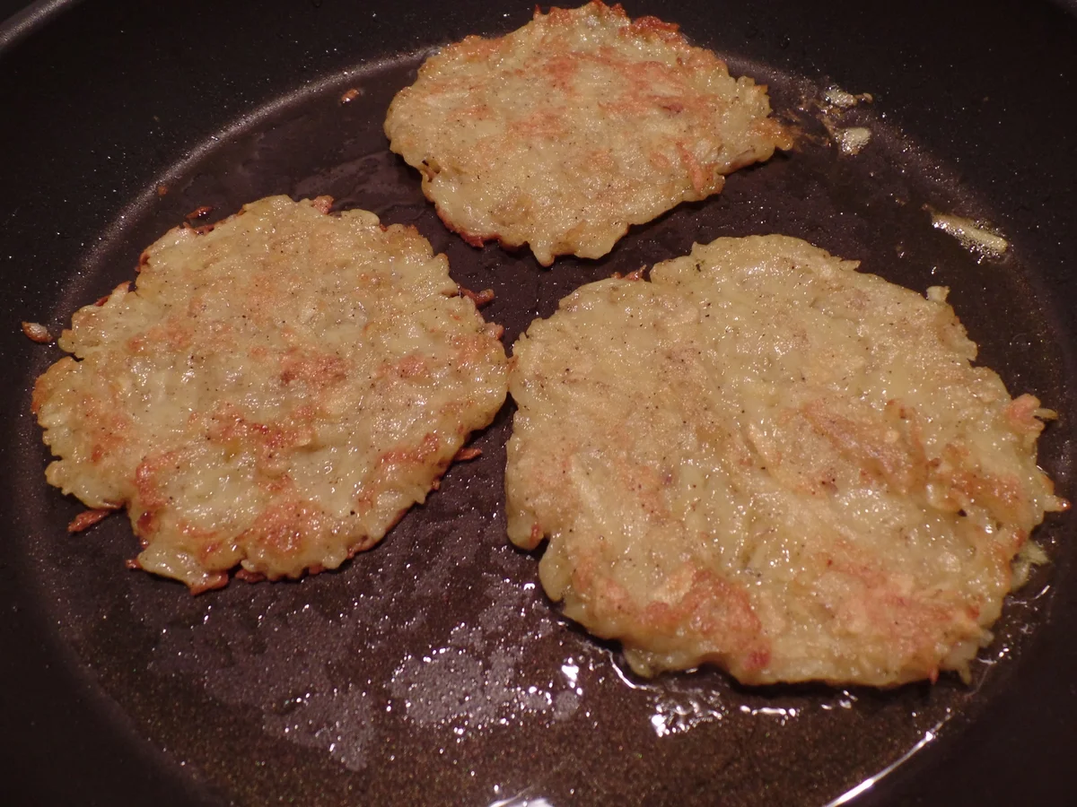 Rezept: Überbackenes Schweinefilet mit Birnenwürfel auf Kartoffelpuffer Bild Nr. 324 Überbackenes Schweinefilet mit Birnenwürfel auf Kartoffelpuffer - Rezept - Bild Nr. 324