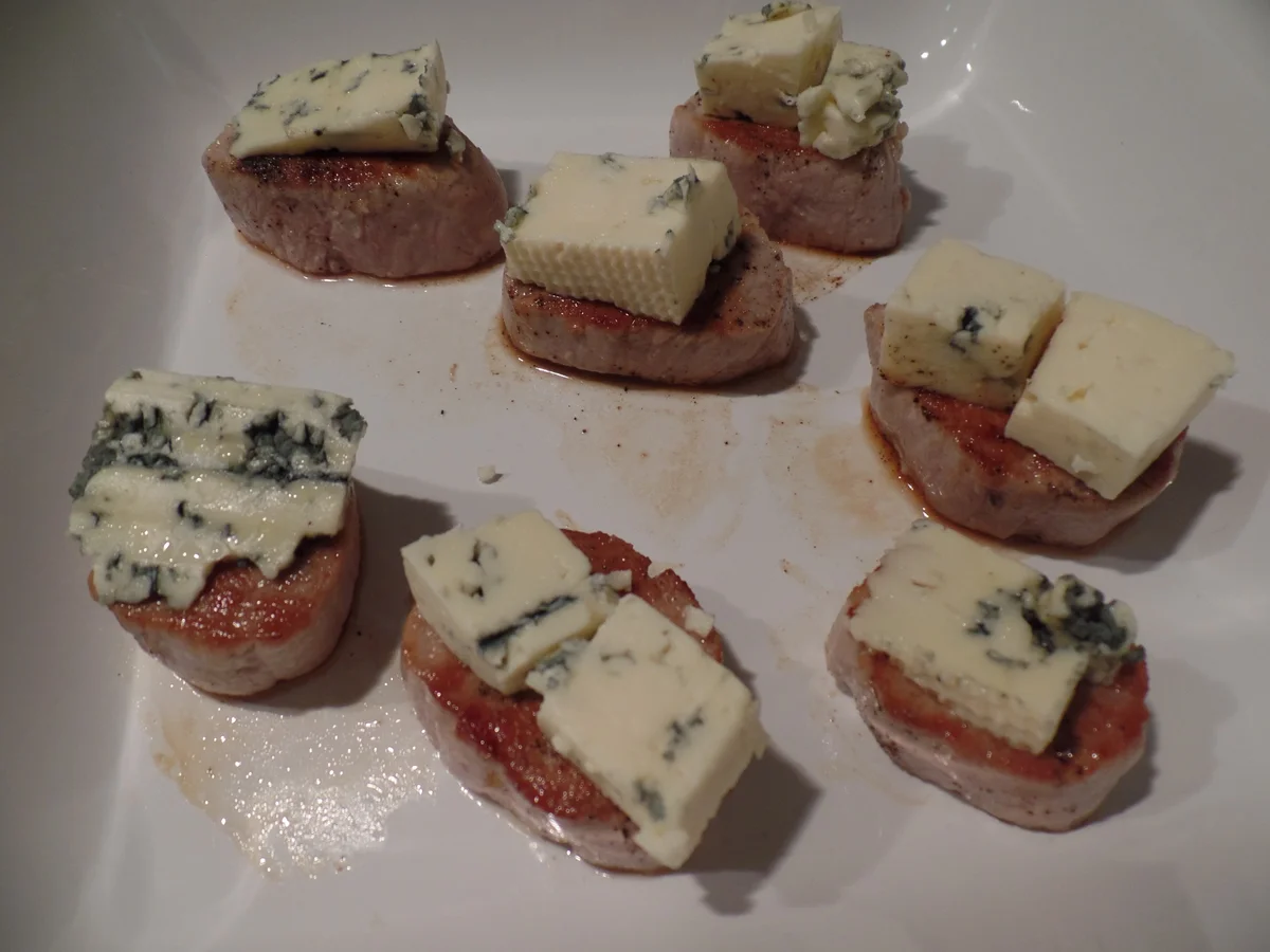 Rezept: Überbackenes Schweinefilet mit Birnenwürfel auf Kartoffelpuffer Bild Nr. 328 Überbackenes Schweinefilet mit Birnenwürfel auf Kartoffelpuffer - Rezept - Bild Nr. 328