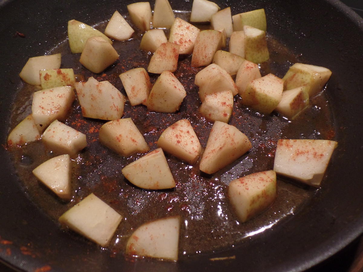Überbackenes Schweinefilet mit Birnenwürfel auf Kartoffelpuffer - Rezept - Bild Nr. 330