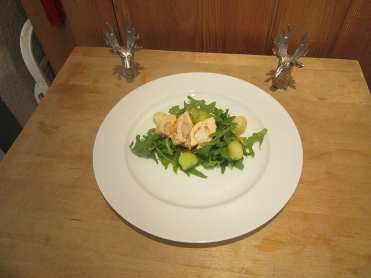 Maispoulardenbrust mit Garnele gefüllt zu Salat mit Orangen Dressing & marinierter Melone - Rezept
