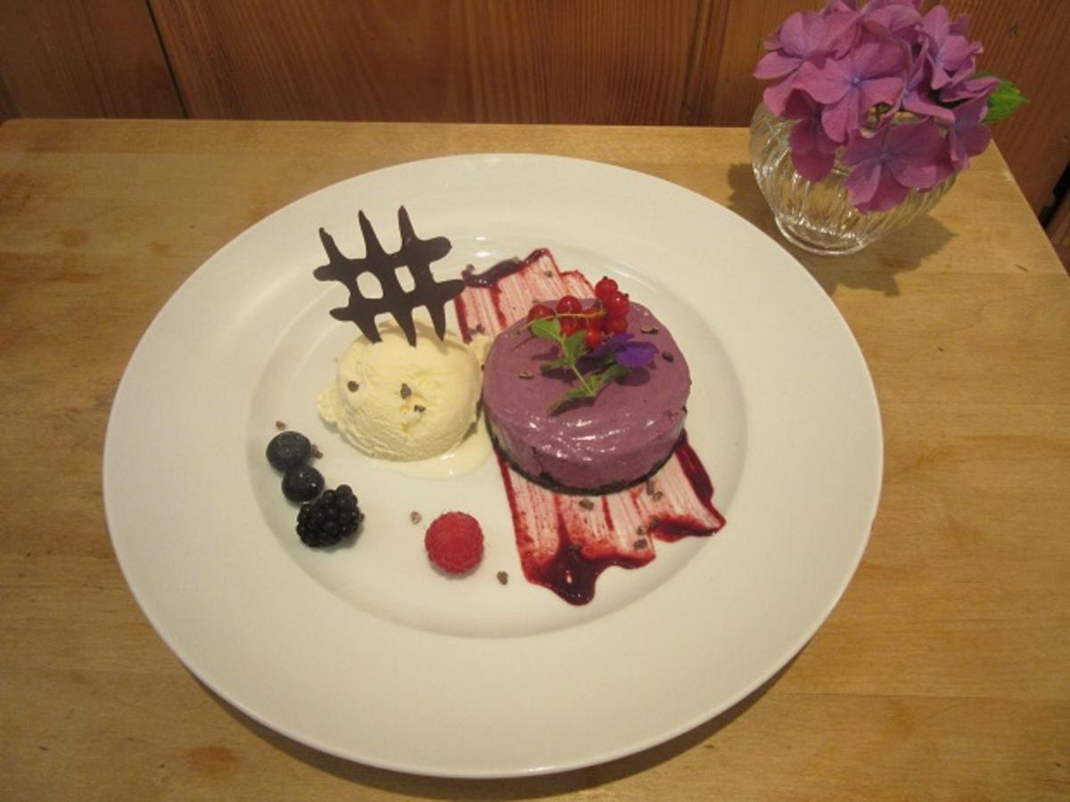 Blaubeer-Cheesecake mit Joghurt-Eis auf Fruchtspiegel - Rezept