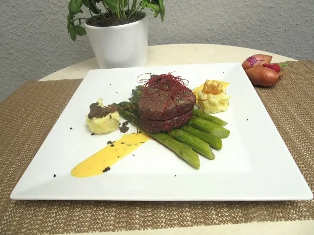 Getrüffelter Pastinaken-Kartoffelstampf mit karamellisiertem Spargel und Rinderfilet - Rezept - Bild Nr. 326