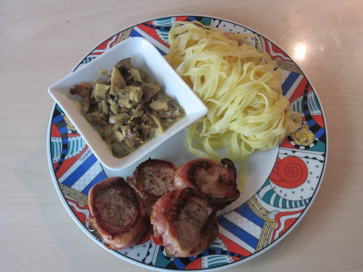Schweinemedallions umhüllt mit Bacon, dazu Bandnudeln und eine Curry-Pilzsauce - Rezept - Bild Nr. 328