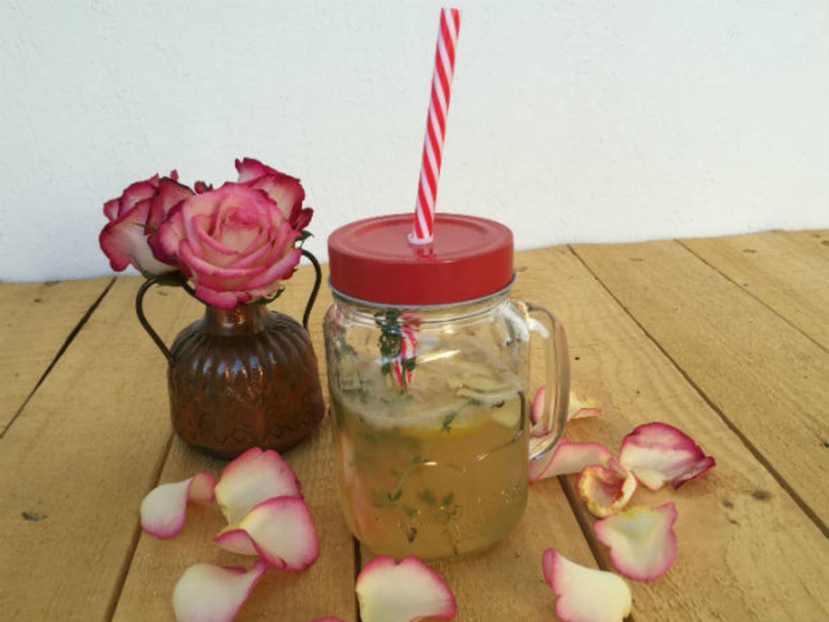 Sommerliche Zitronenlimonade mit Ingwerlikör - Rezept