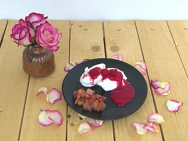 Rezept: Weißes Mousse mit Honig-Nektarinen und Fruchtsoße Weißes Mousse mit Honig-Nektarinen und Fruchtsoße - Rezept