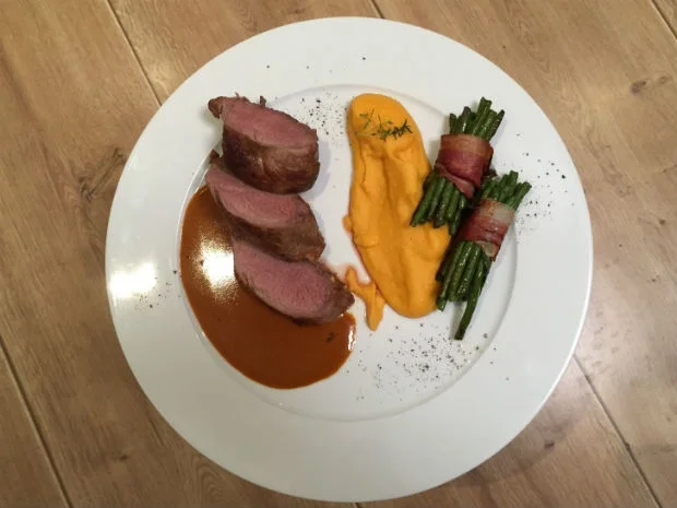 Schweinelende mit Apfel-Sherry-Soße / Sellerie-Kartoffel-Süßkartoffelpüree - Rezept