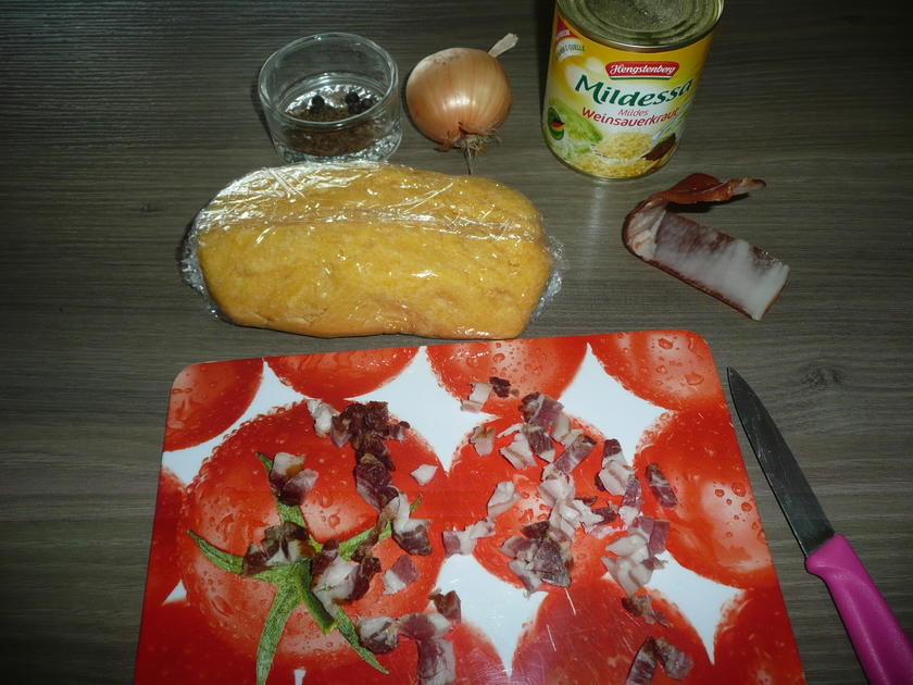Piroggen gefüllt mit Sauerkraut + Speck. - Rezept - kochbar.de