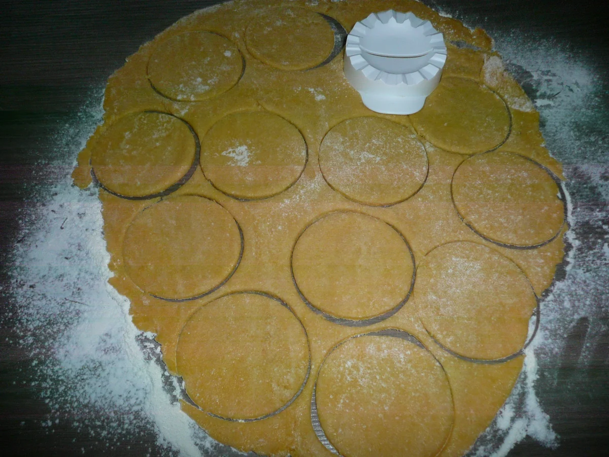 Piroggen gefüllt mit Sauerkraut + Speck. - Rezept - Bild Nr. 351