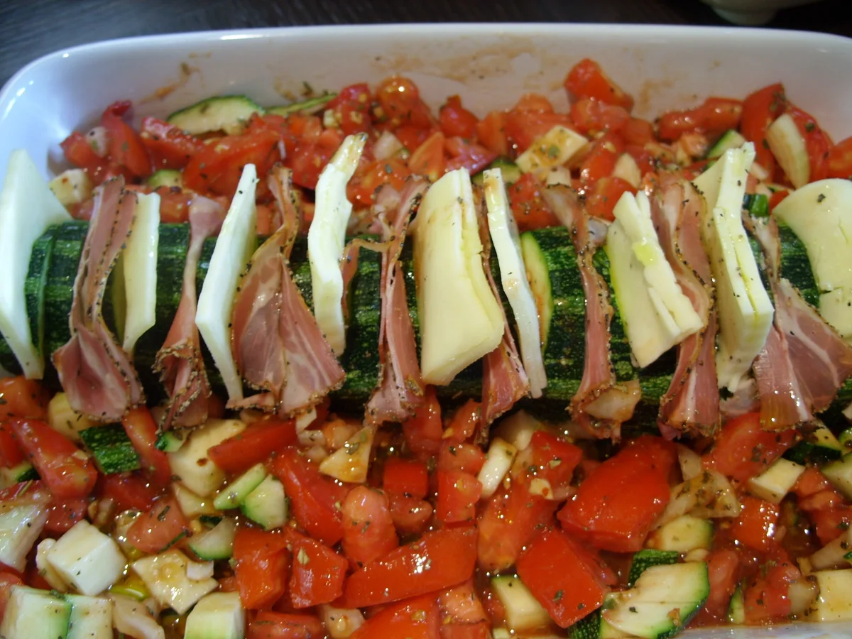 "Gespickte" Zucchini im Tomatenbett - Rezept - Bild Nr. 339