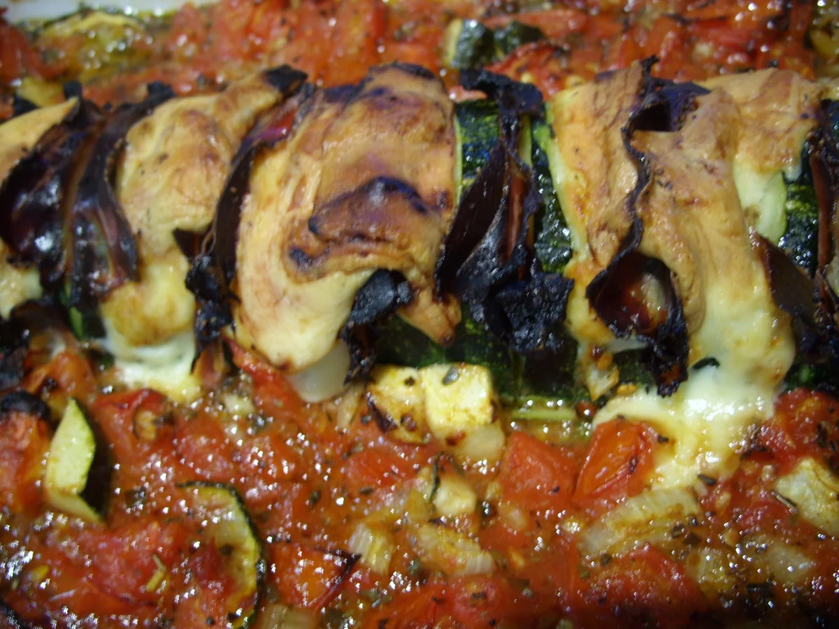 "Gespickte" Zucchini im Tomatenbett - Rezept - Bild Nr. 340