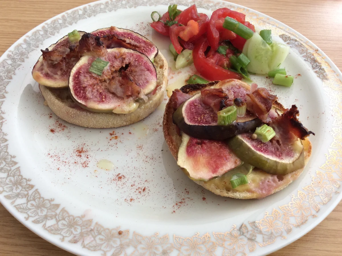 Überbackene Toastbrötchen mit Feigen,  Mascarpone und Speck - Rezept