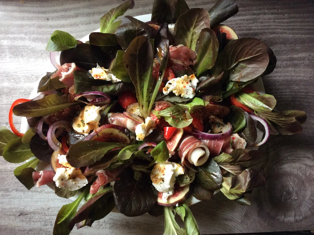 Roter Feldsalat mit Feigen,  Ziegenfrischkäse und Parmaschinken - Rezept - Bild Nr. 356