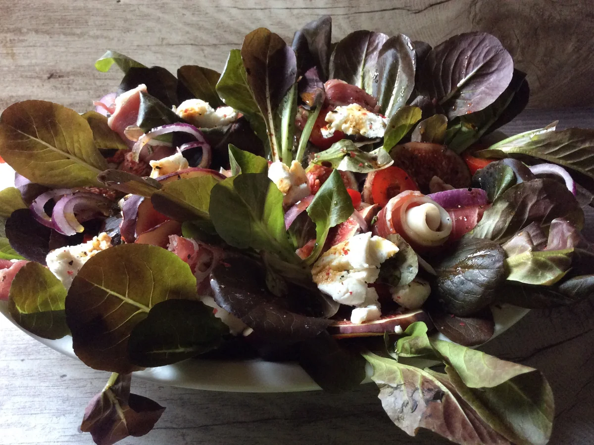 Roter Feldsalat mit Feigen,  Ziegenfrischkäse und Parmaschinken - Rezept - Bild Nr. 357