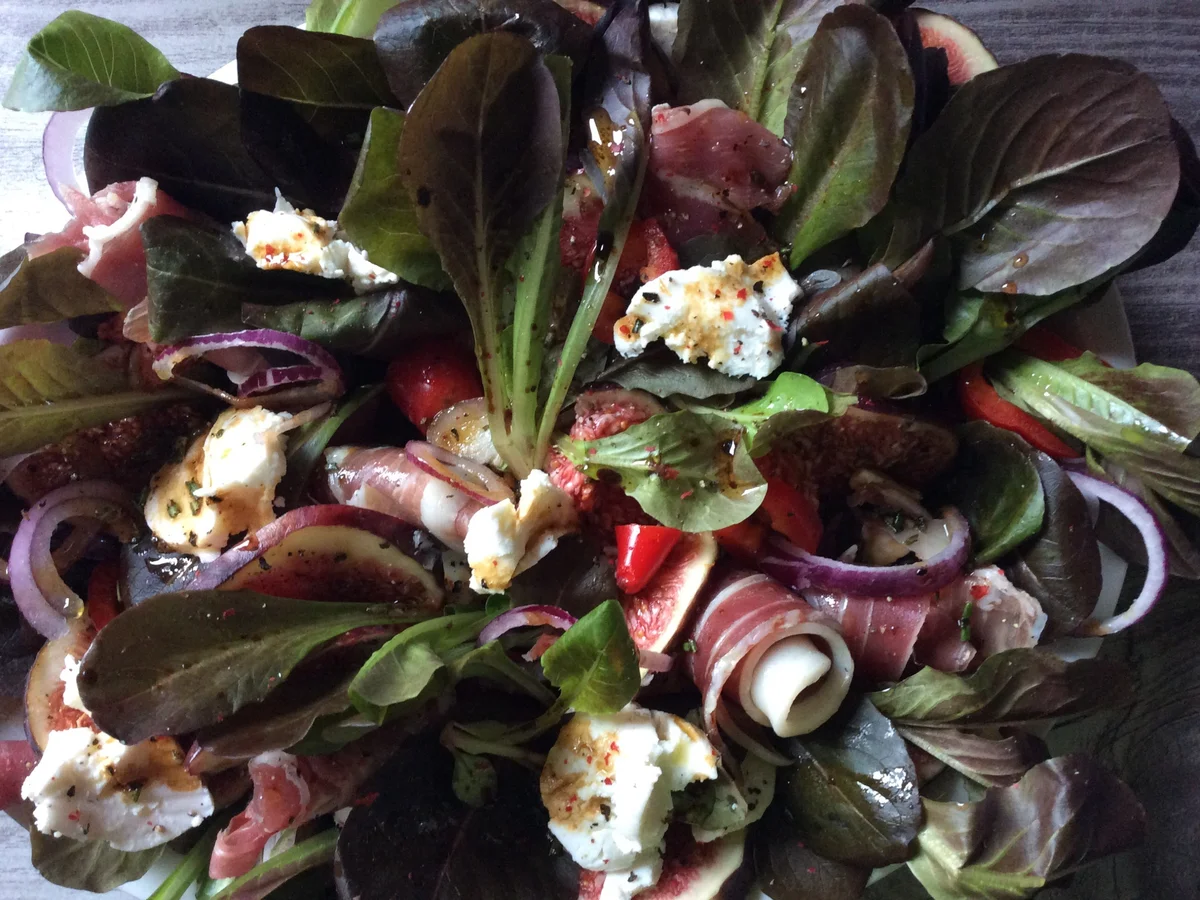 Roter Feldsalat mit Feigen,  Ziegenfrischkäse und Parmaschinken - Rezept - Bild Nr. 358