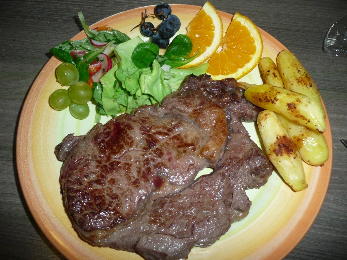 Entrecote mit Bamberger Hörnchen und gemischtem Salat. - Rezept - Bild Nr. 357