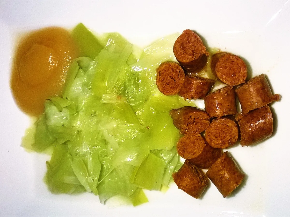 Merguez mit Lauchgemüse und Apfelmus - Rezept - Bild Nr. 356