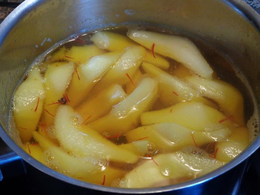 Weißer Schokoladenpudding, Safranbirnen, Kakaostreusel und Schokolade ...