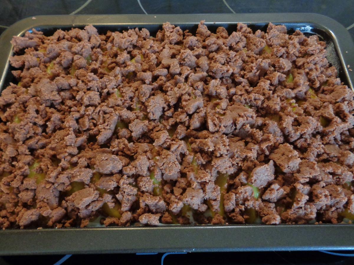 Weißer Schokoladenpudding, Safranbirnen, Kakaostreusel und Schokolade ...