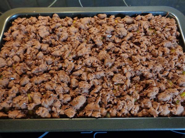 Weißer Schokoladenpudding, Safranbirnen, Kakaostreusel und Schokolade ...