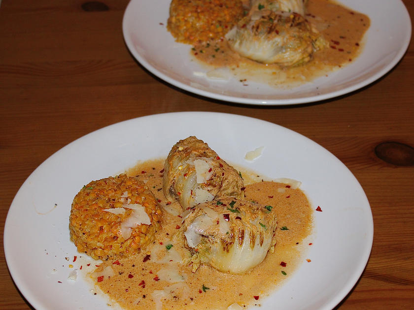 Chinakohl-Rouladen in Tomatensahne mit Linsotto - Rezept - kochbar.de