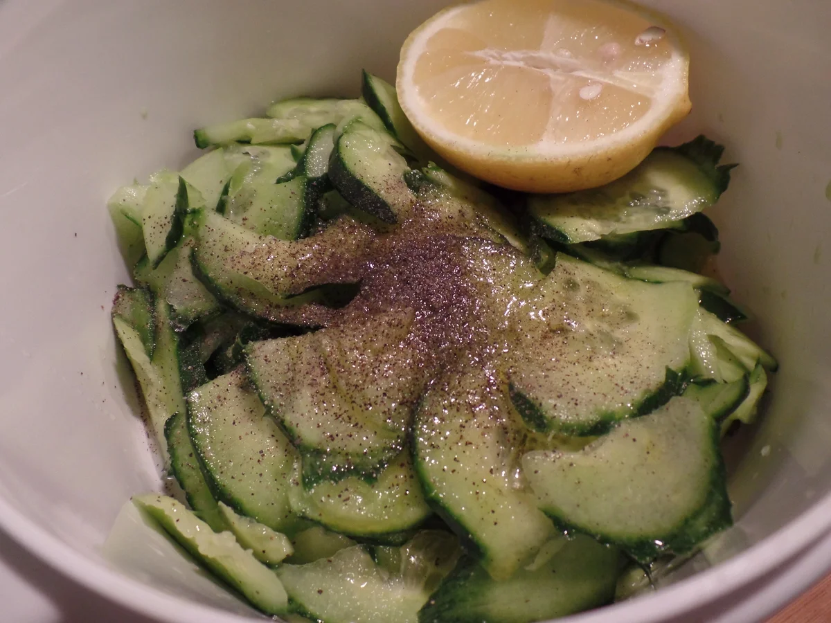 Fischfilet mit Knusperkruste und Gurkensalat - Rezept - Bild Nr. 374