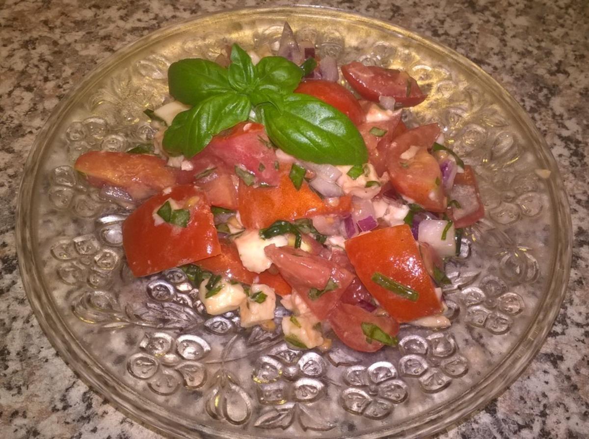 Tomatensalat mit Morzarella - Rezept Eingereicht von Campinggrill