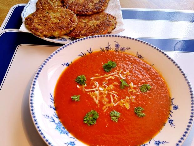 Tomatensuppe ... ... halb mediterran, halb georgisch gewürzt - Rezept ...